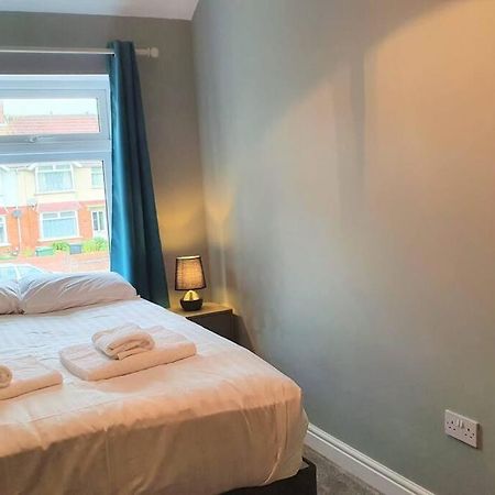 5 Bed, 2 Bath Home + Terrace, Garden & Parking Swindon Bagian luar foto
