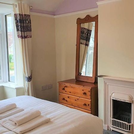 5 Bed, 2 Bath Home + Terrace, Garden & Parking Swindon Bagian luar foto