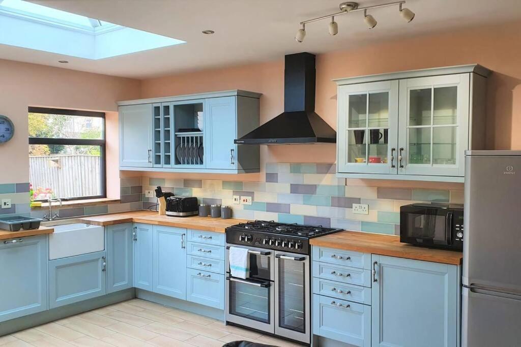 5 Bed, 2 Bath Home + Terrace, Garden & Parking Swindon Bagian luar foto