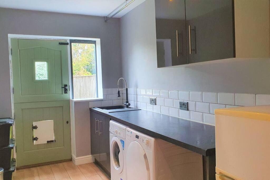 5 Bed, 2 Bath Home + Terrace, Garden & Parking Swindon Bagian luar foto
