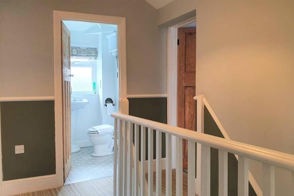 5 Bed, 2 Bath Home + Terrace, Garden & Parking Swindon Bagian luar foto