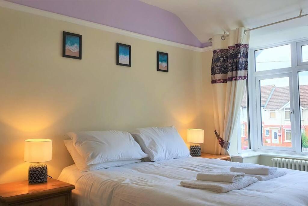 5 Bed, 2 Bath Home + Terrace, Garden & Parking Swindon Bagian luar foto