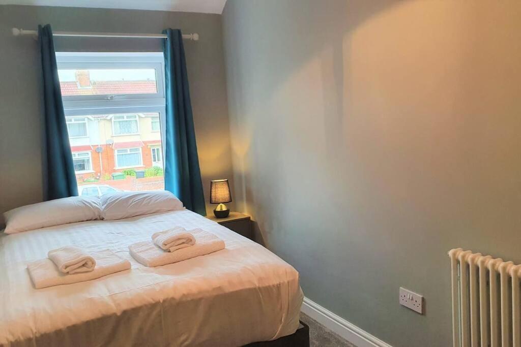 5 Bed, 2 Bath Home + Terrace, Garden & Parking Swindon Bagian luar foto