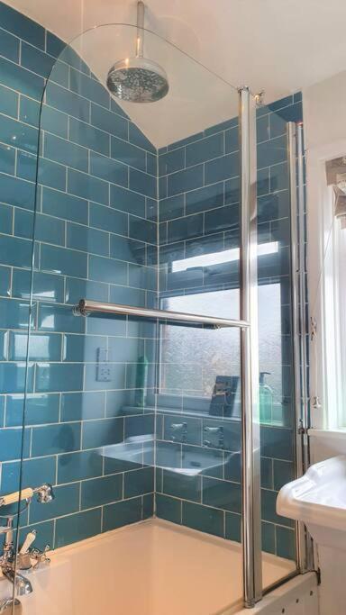 5 Bed, 2 Bath Home + Terrace, Garden & Parking Swindon Bagian luar foto