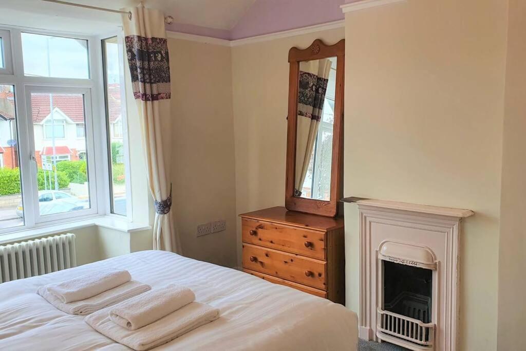 5 Bed, 2 Bath Home + Terrace, Garden & Parking Swindon Bagian luar foto