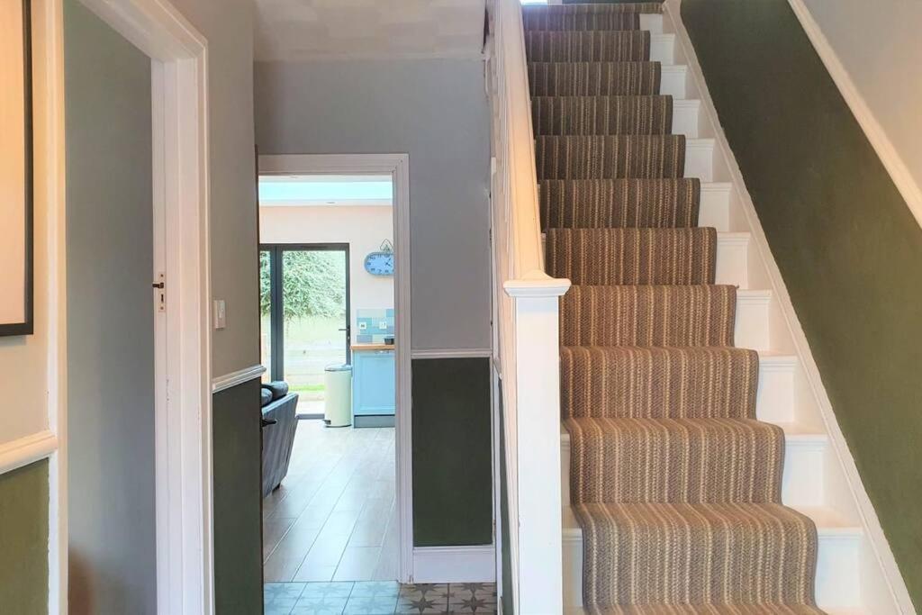 5 Bed, 2 Bath Home + Terrace, Garden & Parking Swindon Bagian luar foto