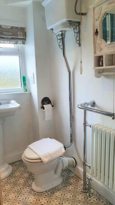 5 Bed, 2 Bath Home + Terrace, Garden & Parking Swindon Bagian luar foto