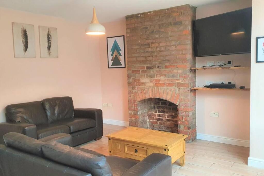 5 Bed, 2 Bath Home + Terrace, Garden & Parking Swindon Bagian luar foto